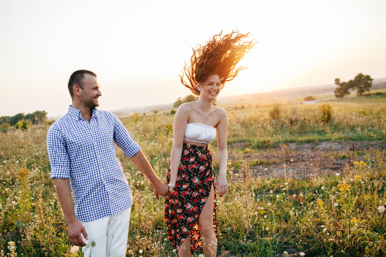 Aprovecha estos días para salir de tu casa con tu pareja y pasarlo en algún sitio campestre o un lugar natural donde estén lejos de las preocupaciones cotidianas y puedan disfrutar plenamente del amor sin testigos ni gentes entrometidas. Cuida tu intimidad, Leo. 
<br>
<br>Por Profesor Zellagro