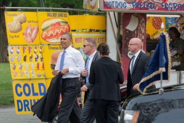 Obama lució contento al poder caminar por la calle y de estar en contacto con la gente.