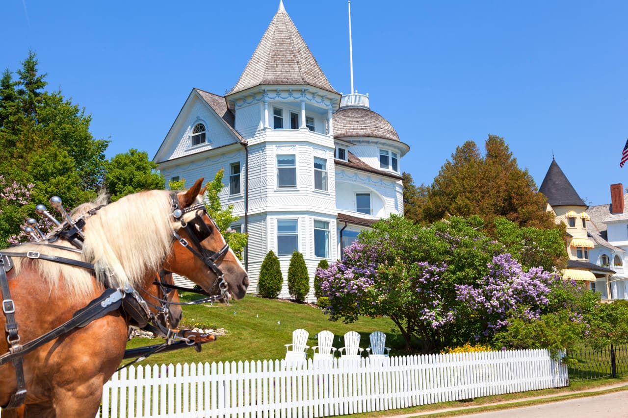 Isla Mackinac, Michigan. Viaja en el tiempo caminando por esta isla, con tiendas de llamativos colores y el Grand Hotel, con su estilo victoriano.