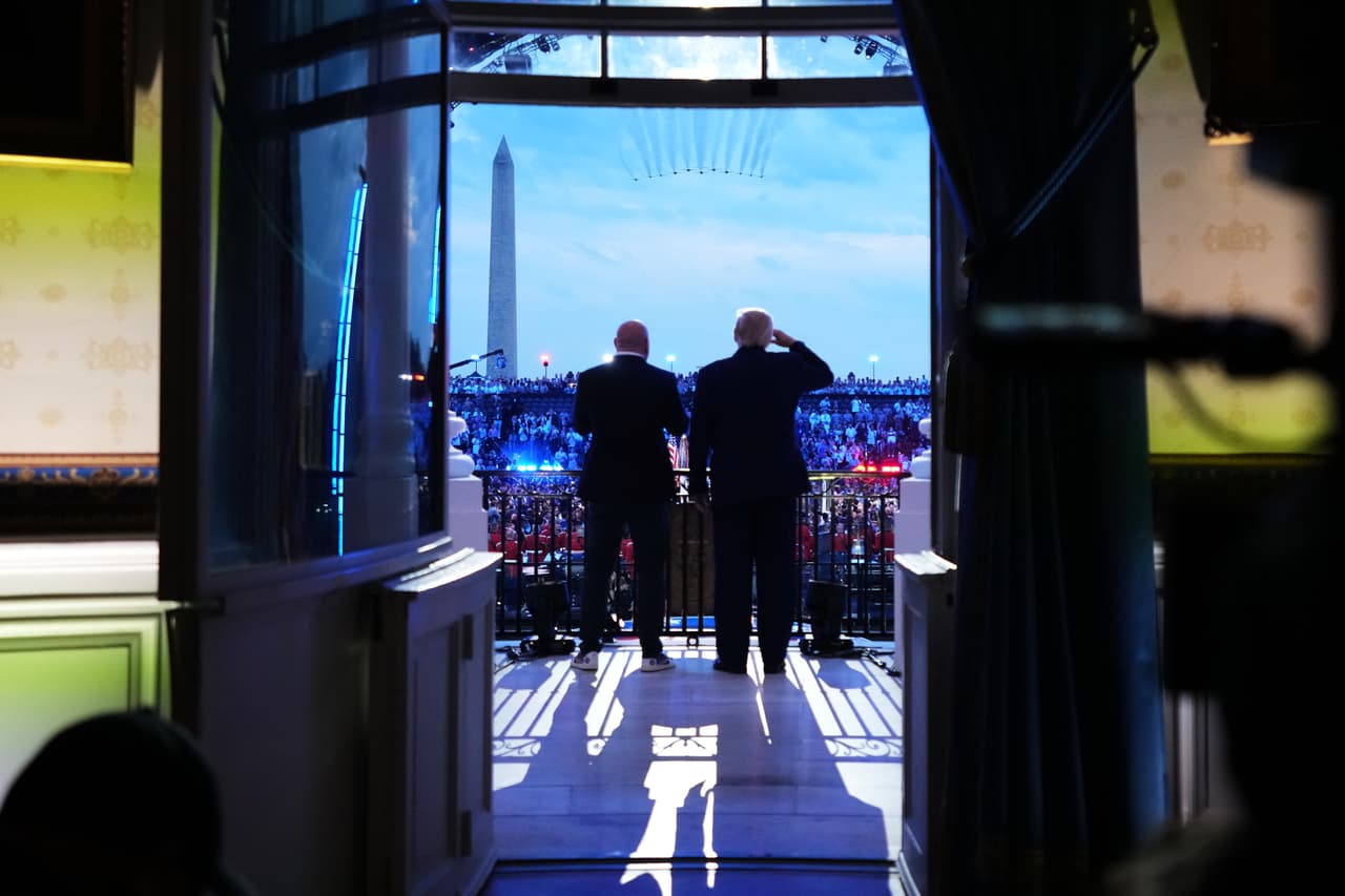 El presidente Donald Trump y el presidente y director ejecutivo de la UFC, Dana White, observan a los Thunderbirds de la Fuerza Aérea de EE. UU. y a los Blue Angels de la Armada de EE. UU. sobrevolar la Casa Blanca.
