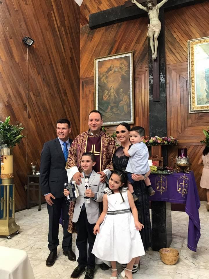 Para recordar: el 24 de febrero de 2018, Joel Lizárraga, hermano de Poncho, celebró también la primera comunión de su hijo Diego Joel Lizárraga Testas, en Mazatlán, Sinaloa (al noroeste de la República Mexicana). Aquí la familia junto al padre Ricardo Herrera.