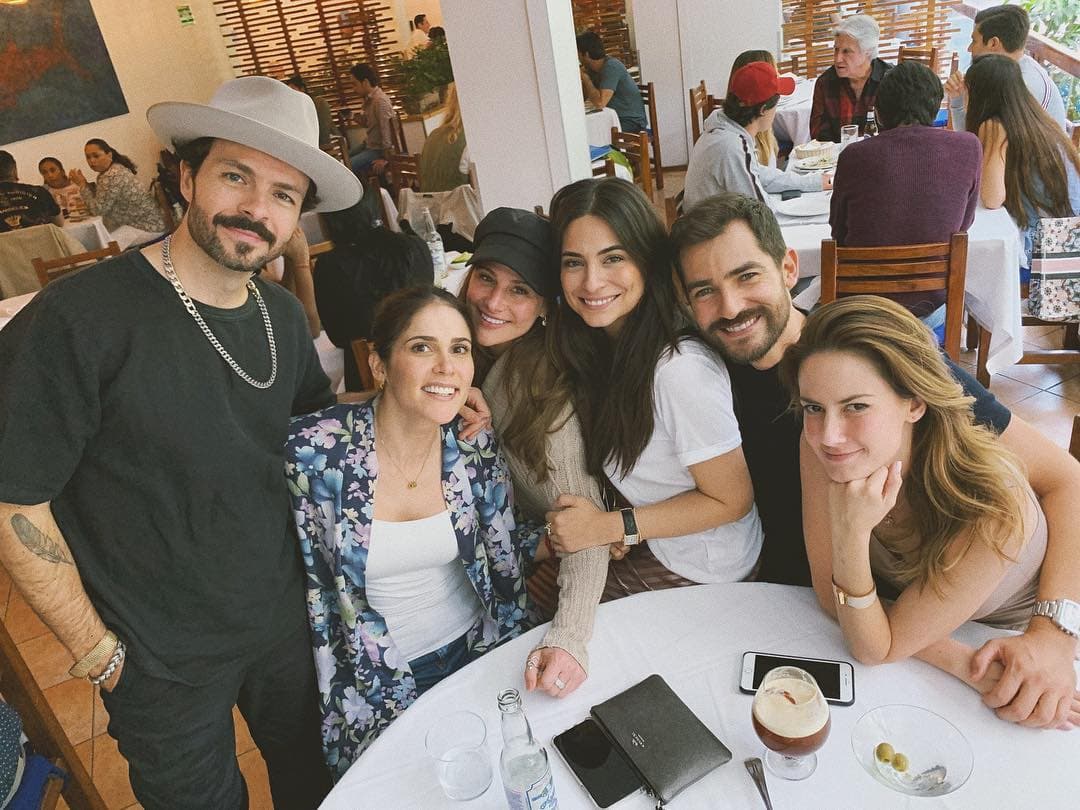 A trav´és de Instagram, la actriz de 32 años de edad compartió esta imagen junto a algunos de sus excompañeros de 'Por amar sin ley 2' en la que escribió: "Despachitos por siempre. ¡Los amo!".