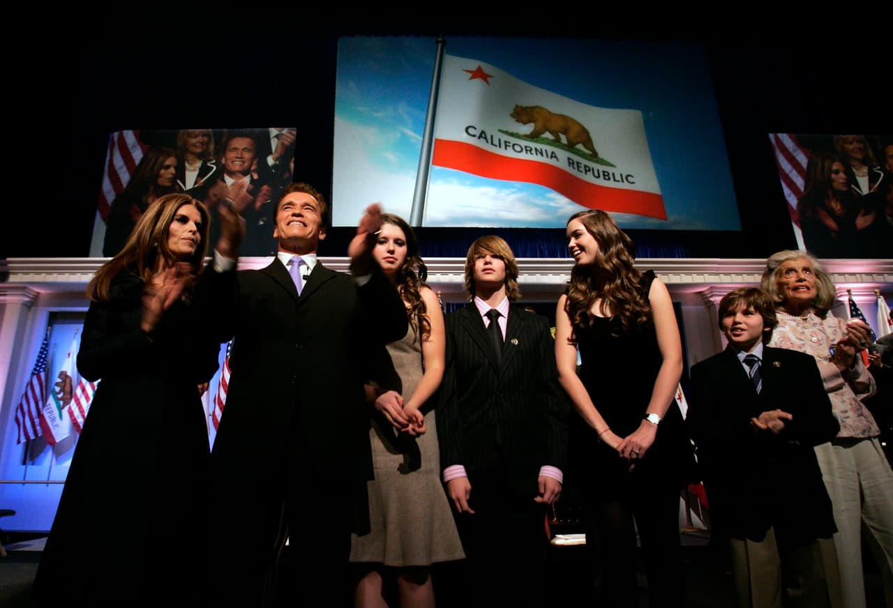 Schwarzenegger junto a su familia durante la inauguración de su segundo período como gobernador en 2007. 
<br>Su exesposa Maria Shriver, izquierda, hija Katherine, tercera de izquierda, hijo Patrick, cuarto de izquierda, hija Christina, quinto de izquierda, hijo Christopher, segundo de la derecha, y suegra Eunice Shrive.
<br>
