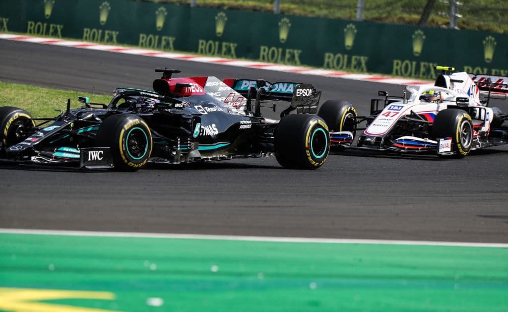 Esteban Ocon es campeón del Gran Premio de Hungría. La carrera se vio accidentada y detenida con bandera roja cuando Bottas se deslizó hacia la parte trasera del McLaren de Norris, quien se inclinó hacia el auto de Verstappen, y Bottas se estrelló contra el segundo Red Bull de Sergio Pérez. Stroll intentó zambullirse por el interior en la curva 1, pero golpeó el Ferrari de Charles Leclerc, que a su vez chocó contra Ricciardo. Vettel fue segundo y Hamilton consiguió la tercera posición.