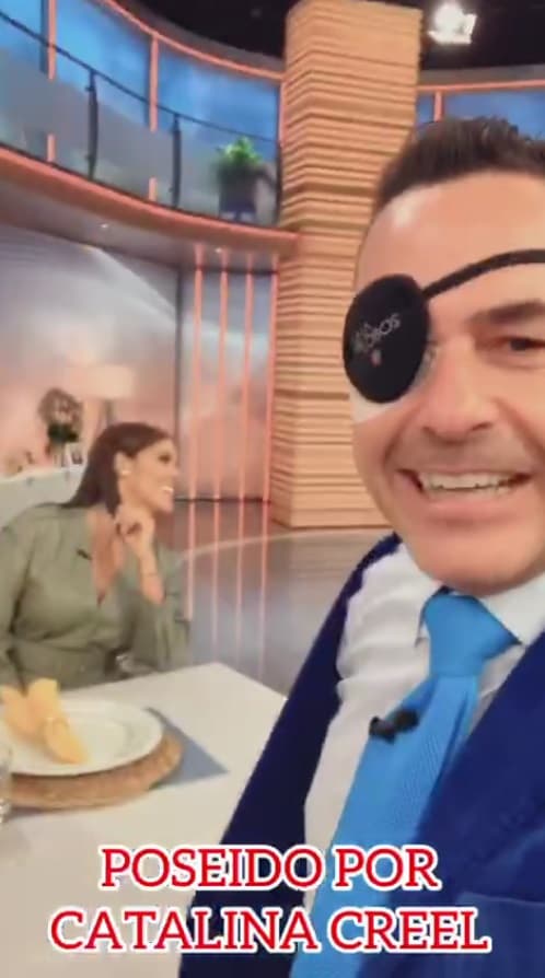 Hasta cachetadas repartió Carlitos caracterizado de 'Catalino Creel', y aquí la víctima fue su amiga Francis.