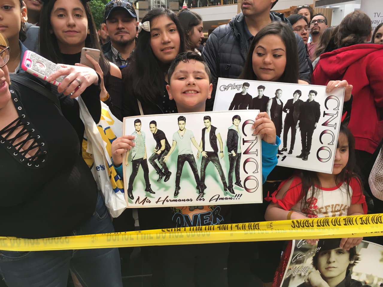 Las fanáticas de CNCO recibieron al grupo con los brazos abiertos. El centro comercial donde se realizó el meet and greet estaba llenos de fans que les esperaban desde las 5 de la mañana para tomarse una foto con ellos y conocerlos en persona.