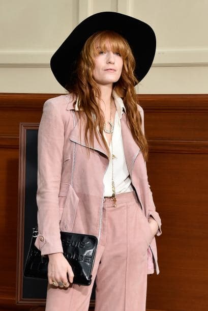 Para el trabajo. si quieres hacer un estilo 'tomboy', el rosa es el color perfecto para que conserves una parte femenina.