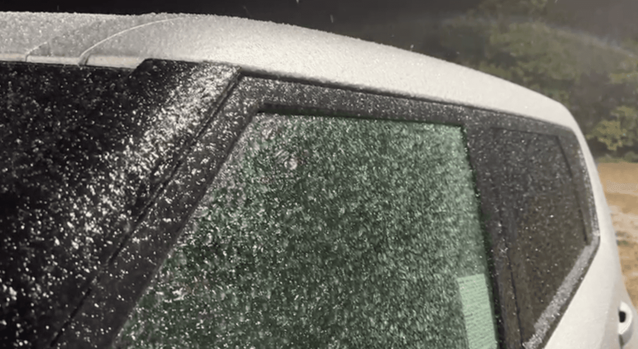 Los carros en el condado de Bexar amanecieron cubiertos de una capa de hielo por las temperaturas congelantes que trajo la 
<a href="https://www.univision.com/local/san-antonio-kwex/txdot-carreteras-cerradas-congeladas-tormenta-invernal-texas-condado-bexar-san-antonio">tormenta invernal</a>.