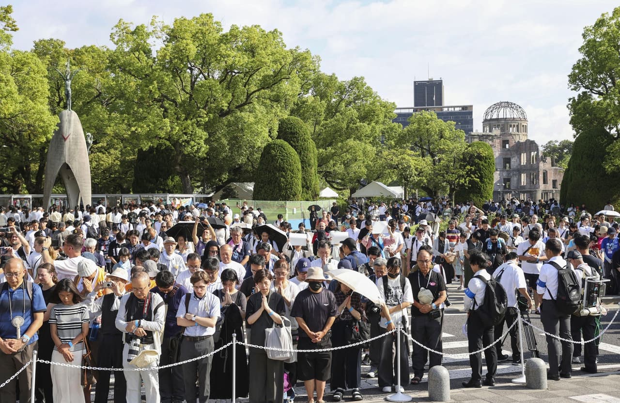Visitantes guardan un minuto de silencio por las víctimas de la bomba atómica a las 8:15 de la mañana, la hora a la que explotó la bomba en la ciudad, en el Parque de la Paz de Hiroshima. 
<br>
<br>Tanto en Hiroshima como en Nagasaki, los alcaldes pidieron a las nuevas generaciones rechazar la disuasión nuclear y trabajar por la abolición total de estas armas.
<br>
<br>