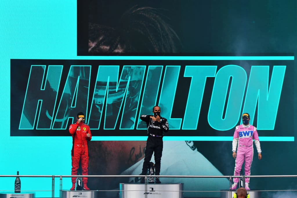 El podio fue liderado por el británico seguido por el mexicano Sergio Pérez y terminando con el alemán Sebastian Vettel.