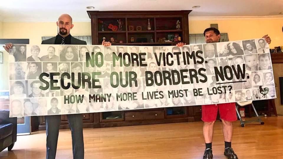 A favor del muro y de la deportación de todos los indocumentados.