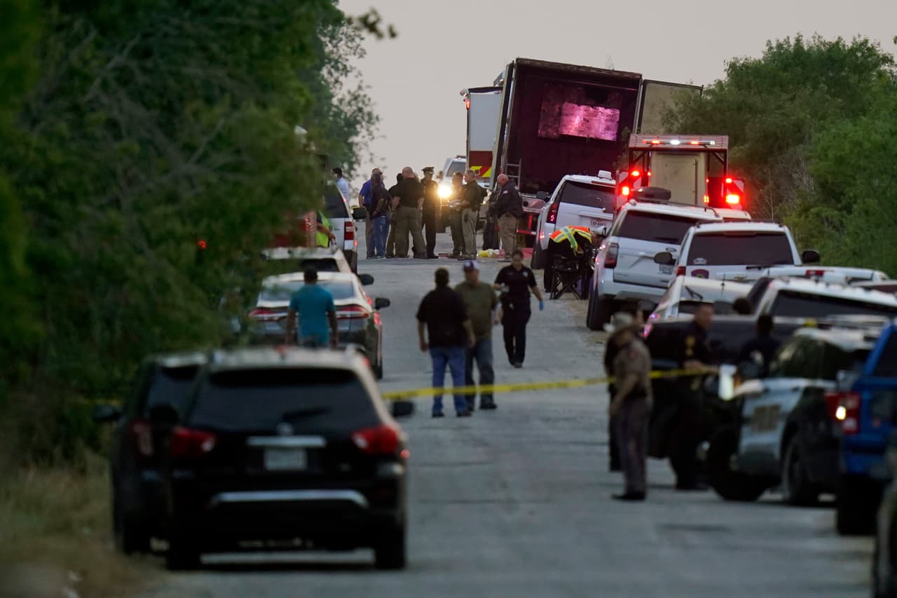 La policía y otros socorristas trabajan en la escena donde inmigrantes fueron encontrados muertos y desde donde otros heridos fueron trasladados a hospitales de San Antonio, Texas, el lunes 27 de junio de 2022.