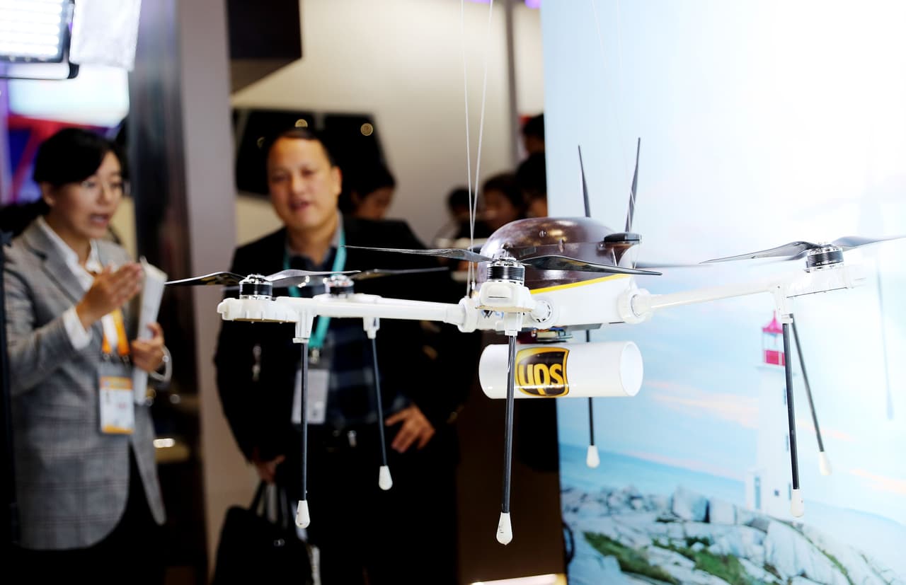 Un drone de la compañía UPS presentado en Shanghai, China, en 2018. Amazon es la tercera empresa en recibir la certificación de la FAA para las entregas con drones. UPS y Wing, una subsidiaria de Alphabet, la empresa matriz de Google, la recibieron en 2019 y desde entonces realizan entregas de prueba limitadas.