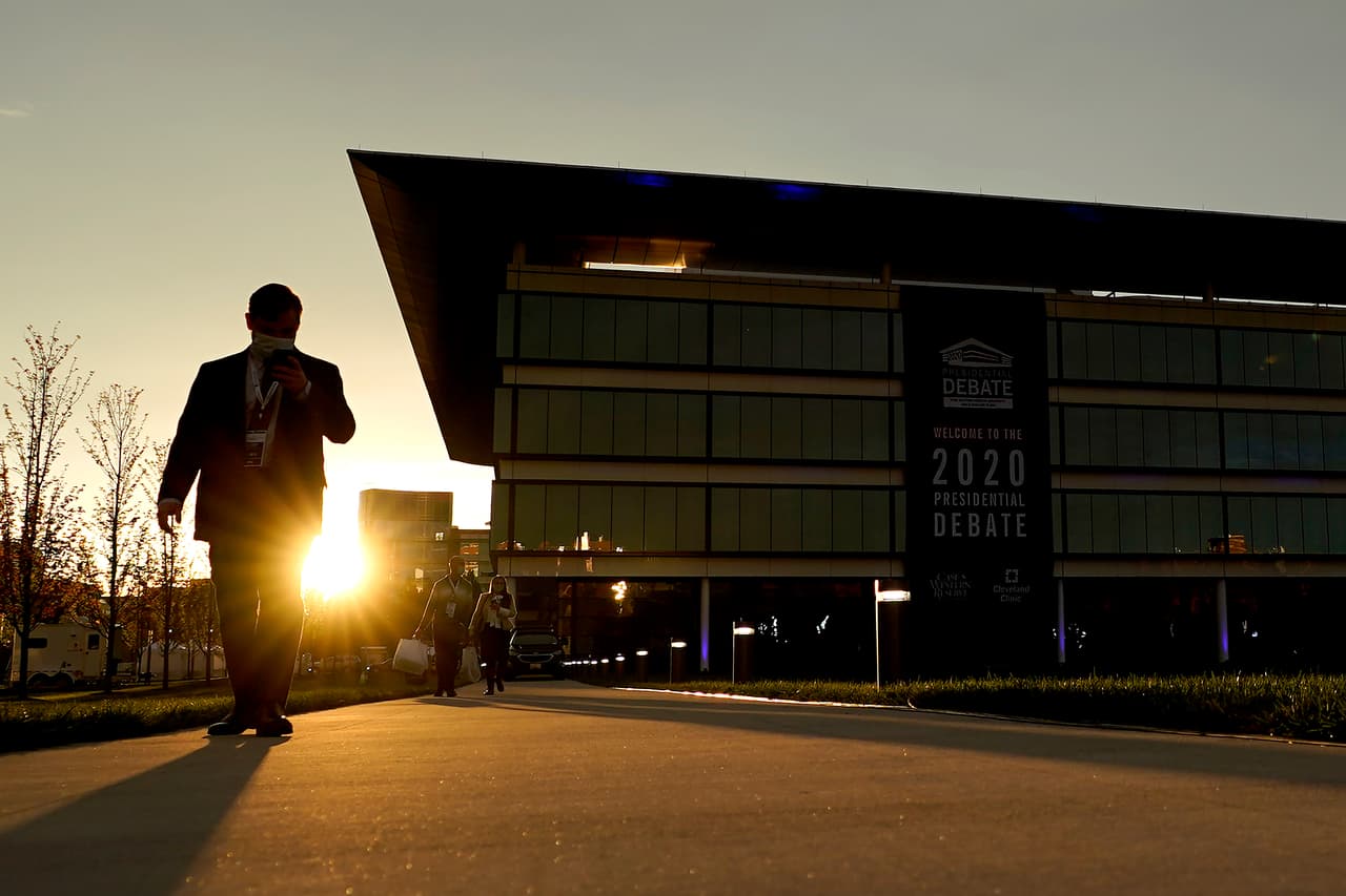 En el lugar hay espacio para unas 100 personas, todas las cuales se sometieron a pruebas de covid-19 y deberán usar mascarillas. Se colocaron programas y toallas antibacteriales en cada uno de los asientos. Trump y Biden no tendrán que usar mascarillas.