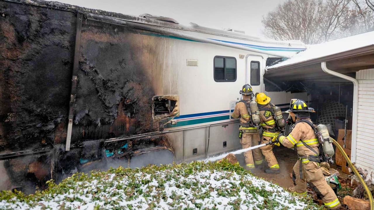 <b>🚨 Incidente reciente: </b>El viernes por la tarde en Fort Worth, un choque cerca de Granbury Road y Hulen Street dejó al conductor de una casa rodante gravemente herido después de chocar contra una casa y desatar un incendio. Afortunadamente, no hubo víctimas en el hogar, aunque el fuego, clasificado como accidental, subraya la importancia de 
<b>tomar precauciones, especialmente durante el invierno en Texas</b>.