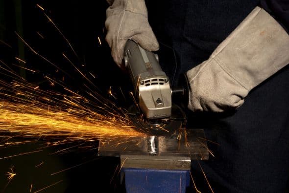 Utilización de máquinas tipo cizallar y punzonar metálicas formadoras de motor.