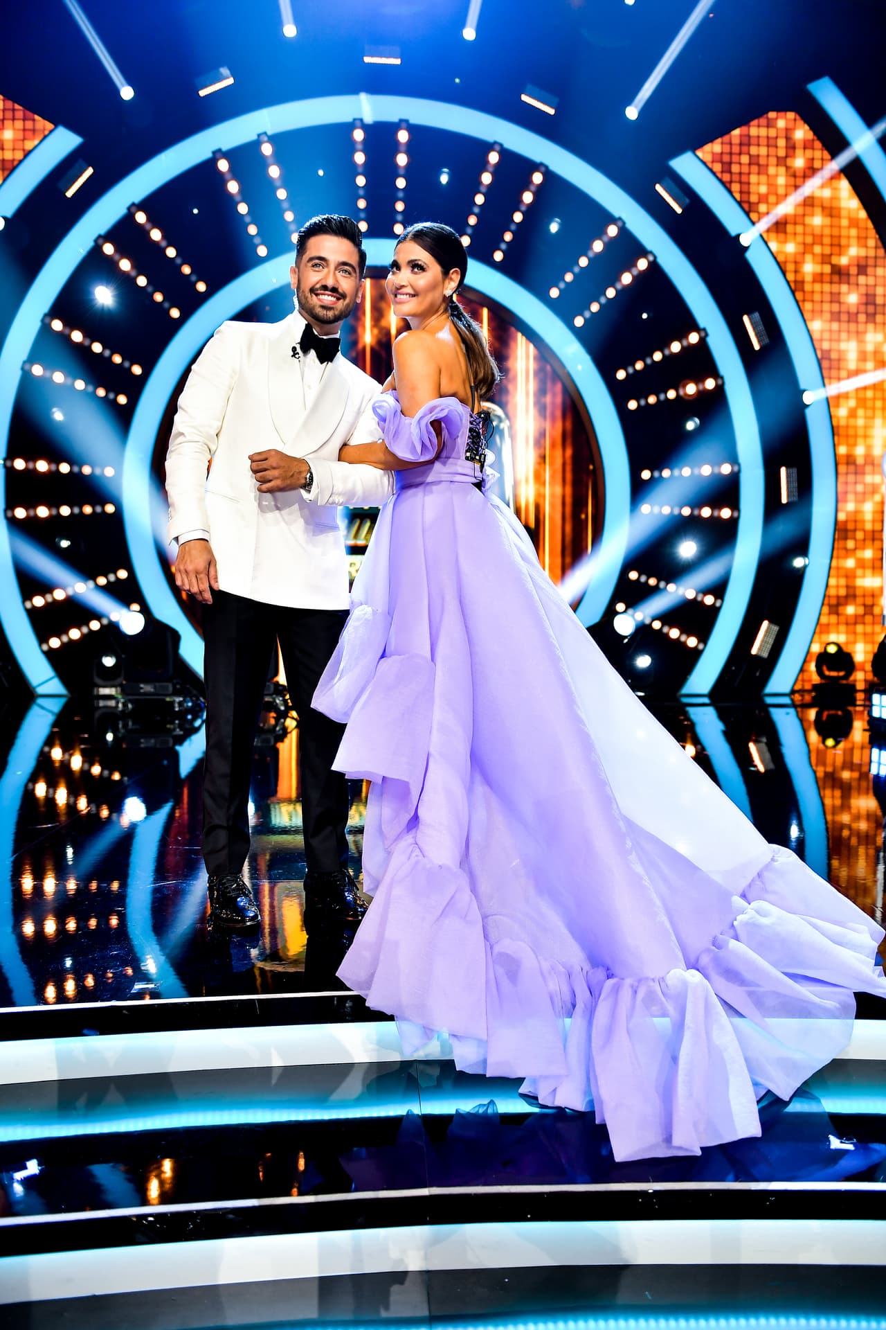 El episodio final de Mira Quién Baila estuvo cargado de sorpresas y estilo. Tanto nuestros conductores como el jurado lucieron increíbles looks. En las mujeres destacaron los volantes y transparencias, mientras que los hombres portaron elegantes trajes.