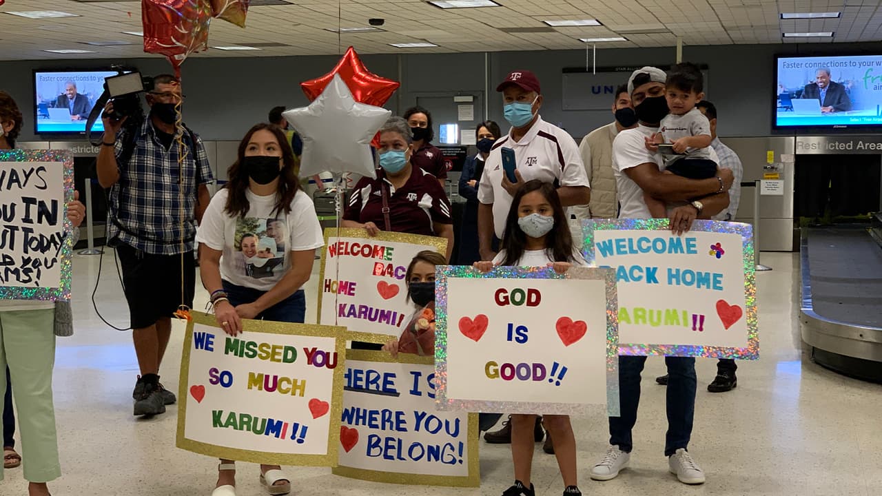 Con pancartas de apoyo y mostrándole su cariño es como recibieron a 
<a href="https://www.univision.com/local/houston-kxln/regresa-dreamer-karumi-reyes-houston">Karumi. </a>