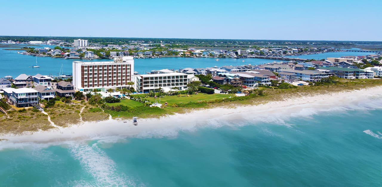 La playa, ubicada a sólo 8.5 millas de Wilmington, ofrece desde estilos de vida activos con muchos deportes acuáticos y actividades saludables y de bienestar al aire libre hasta reuniones comunitarias amistosas.