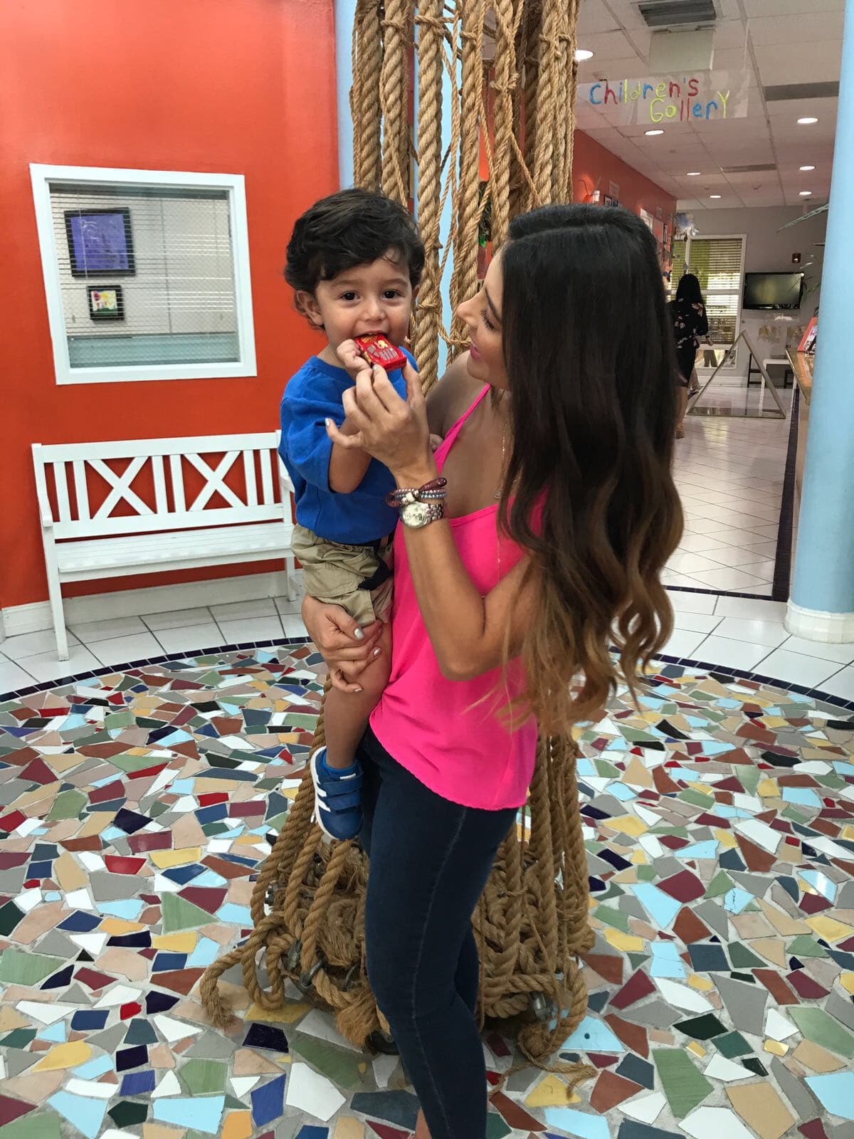 En brazos de su mamá, Joshua hizo un primer recorrido por las instalaciones del lugar que será su centro de aprendizaje y juegos.