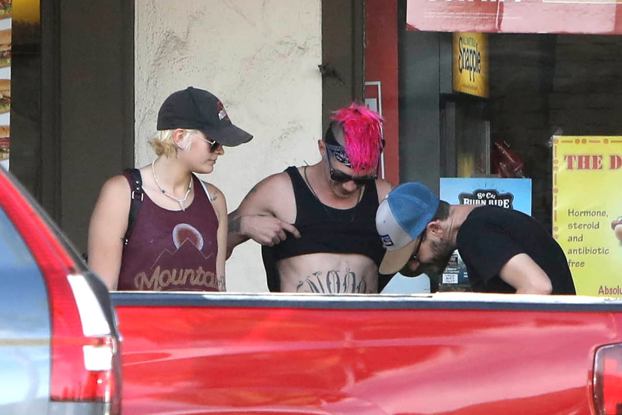 ¿Le estará enseñando algún nuevo tatuaje a su amigo?