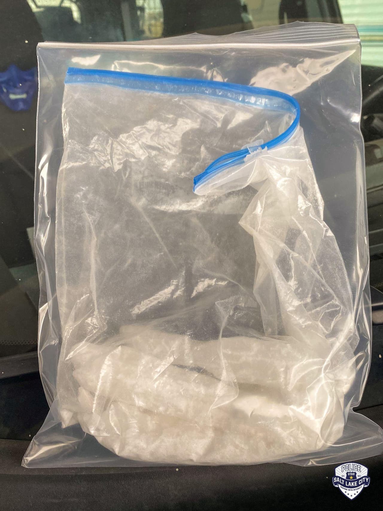 Durante el allanamiento de los oficiales, el acusado tenía posesión de mentanfetaminas y parafernalia de drogas.