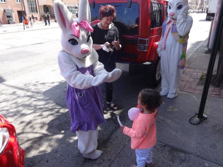 <b><a href="https://southstreet.com/">90th Annual South Street Easter Promenade (9 de abril)</a></b>. Niños y adultos por igual vienen vestidos con sus mejores galas dominicales para un paseo por South Street, completo con música en vivo, golosinas y la visita del Conejo de Pascua, que juzga los concursos de los mejor vestidos.