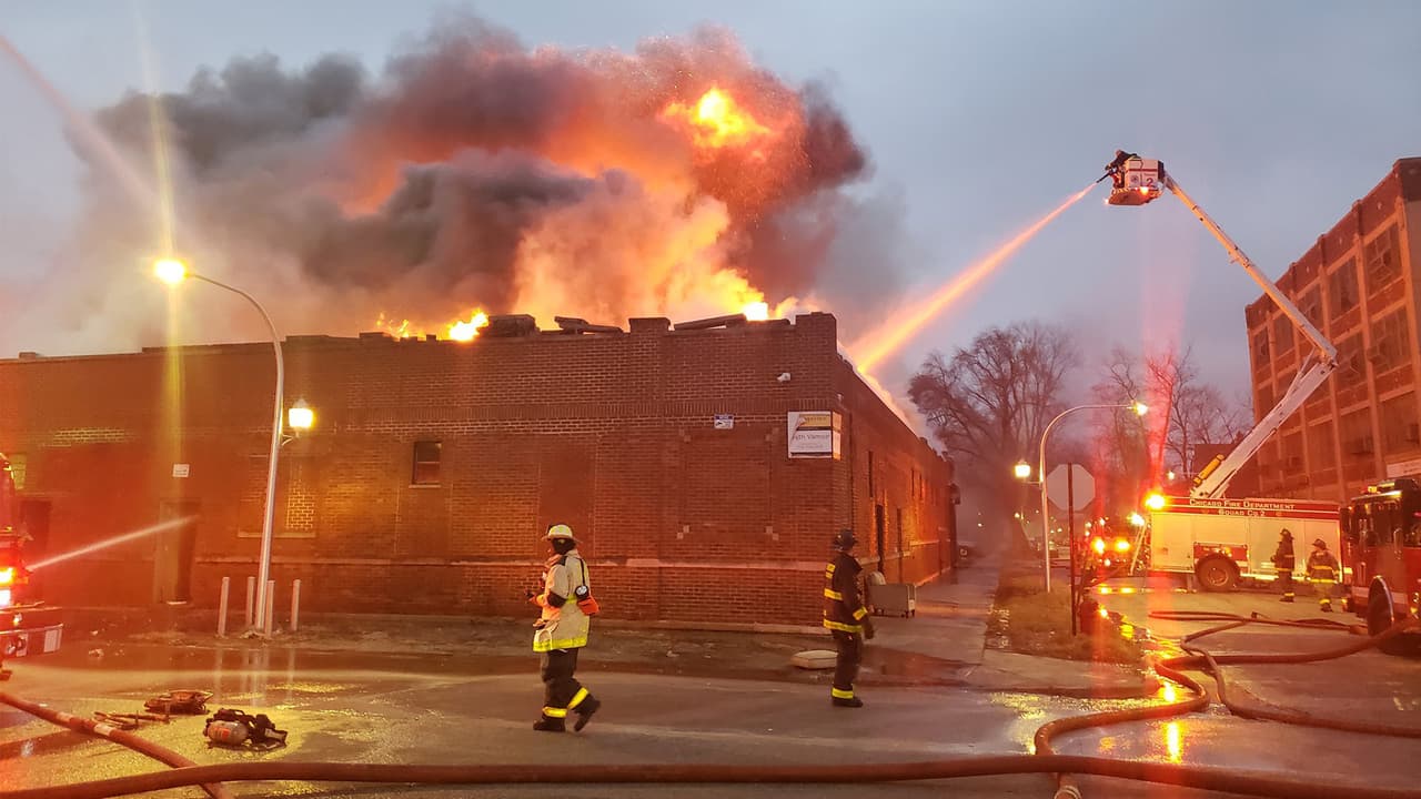 Bomberos de Chicago sofocan incendio en almacén al oeste de la Ciudad