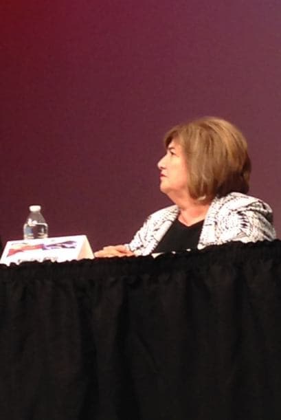 La candidata demócrata Mary Rose Wilcox, antigua supervisora del condado de Maricopa, coincide que si el congreso no pasa una reforma migratoria, el presidente debe emitir una acción ejecutiva. No está de acuerdo con la deportación de los niños de la frontera, y que cada uno de ellos necesita el proceso judicial adecuado para que escuchen sus casos. En cuanto a la legalización de la marihuana, dice que hay que observar el experimento que está llevándose a cabo en Colorado y ver los efectos porque no se puede exponer a los arizonenses a daños. Wilcox está de acuerdo con el reforzamiento de las leyes en cuanto al porte de armas. Asegura ser la candidata con más experiencia en el gobierno e hizo énfasis en todo lo que ha luchado contra las políticas de Arpaio.