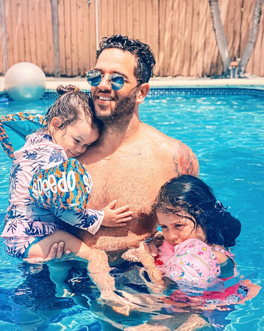 El amor no se ilustra mejor que con los tesoros de nuestra vida, y Yisus pasó así el fin de semana con sus pequeñitas.