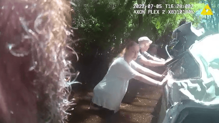 Mujer vuelca en su camioneta y queda atrapada dentro de un canal de agua; varias personas la ayudaron a salir 