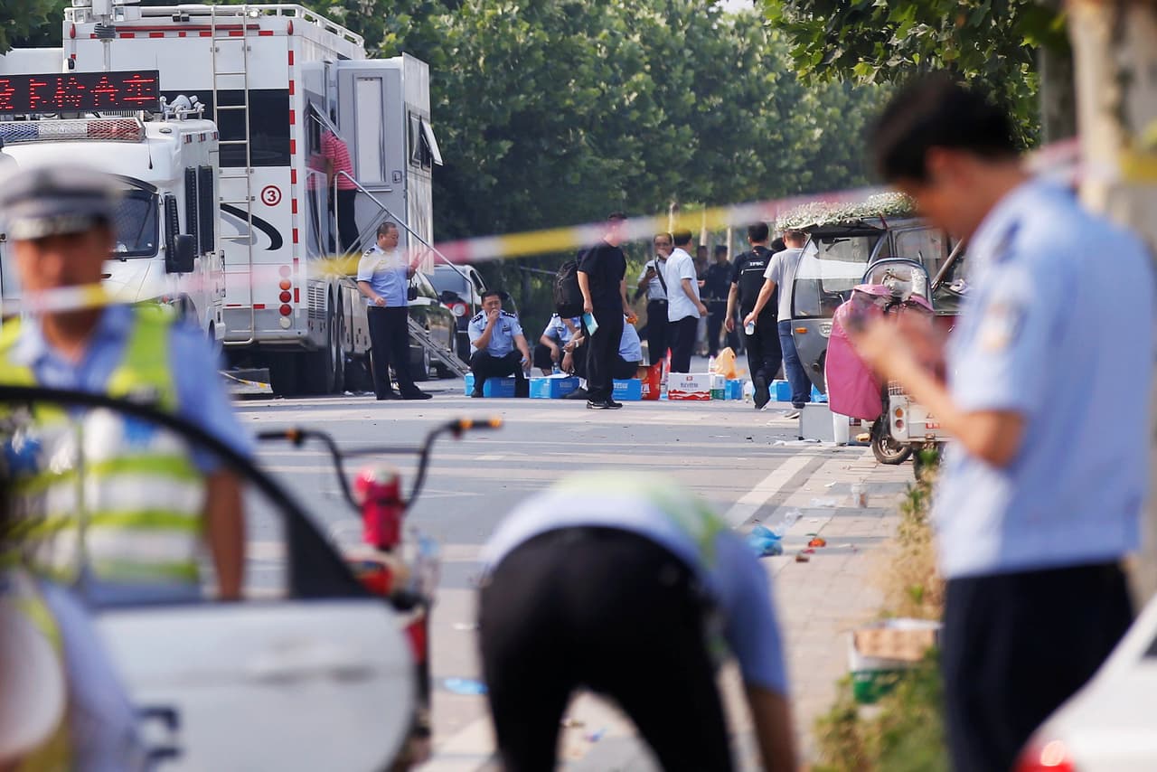 "Muere" y "destruye": las palabras que escribió en las paredes de su apartamento el atacante de una guardería en China