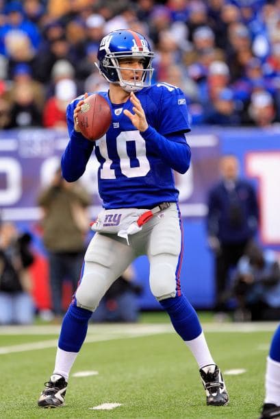 Los Gigantes cuentan con Eli Manning y su contrato por $97.5 millones garantizados hasta 2015. Victor Cruz, receptor, fue contratado por tres años en 2010 por $1.25 millones luego de ser rechazado por casi todos los equipos en el draft de ese año. A su vez, se suma Jason Pierre-Paul quien en 2010 firmó por cinco años y $20.5 millones.