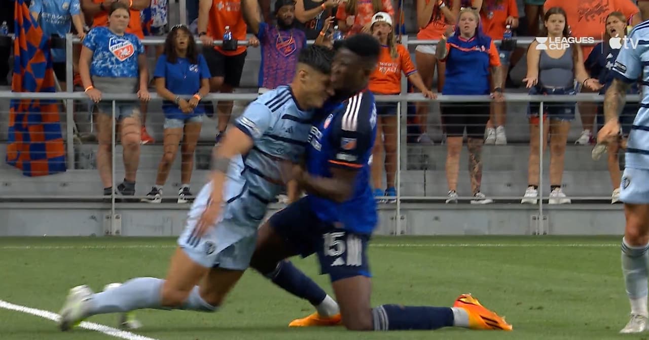 Alan Pulido se vuelve loco y termina expulsado en Leagues Cup