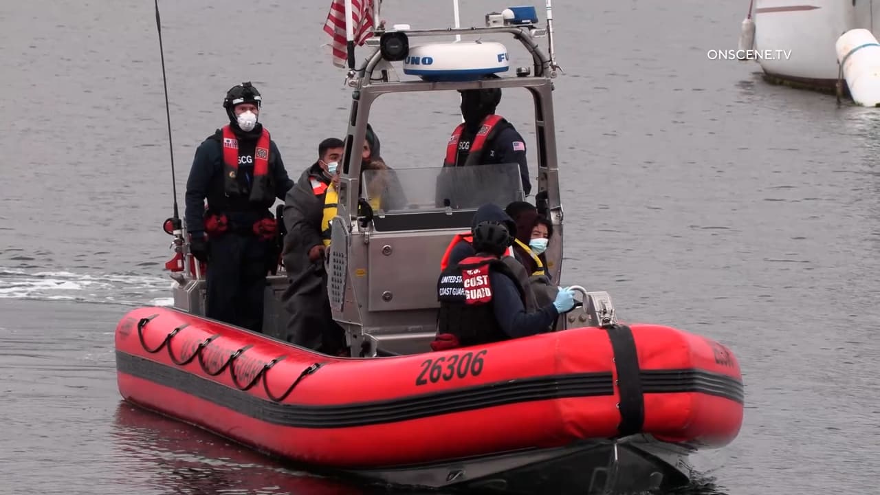 Rescatan a más de 20 indocumentados de bote a la deriva en costas de San Diego