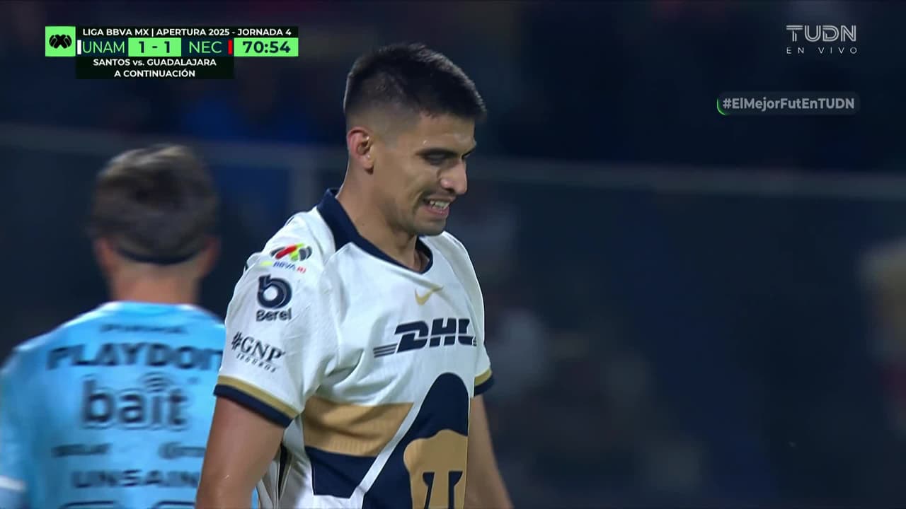 ¡No puede ser! Memo Martínez falla solo frente a la portería