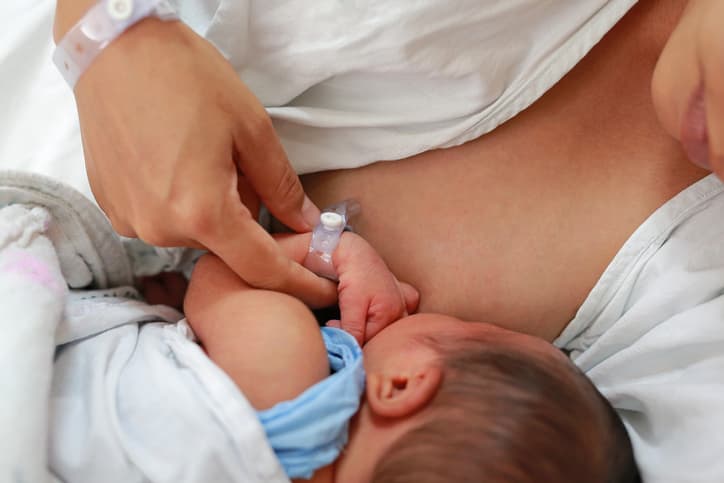 Investigadores texanos estudian si la leche materna puede detener el coronavirus