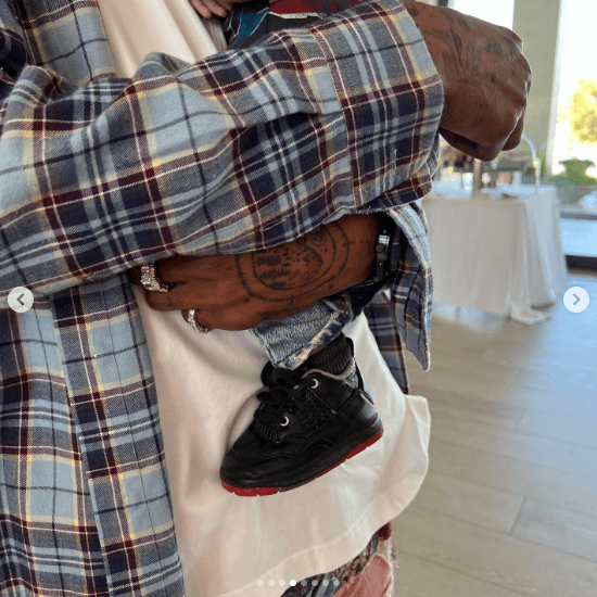 Tras el alumbramiento, las celebridades han compartido pocos detalles de su nene, pero las instantáneas han cautivado a sus seguidores. Por ejemplo, el 17 de abril de 2022, Kylie mostró una foto en la que A$AP aparece cargando a su pequeño.