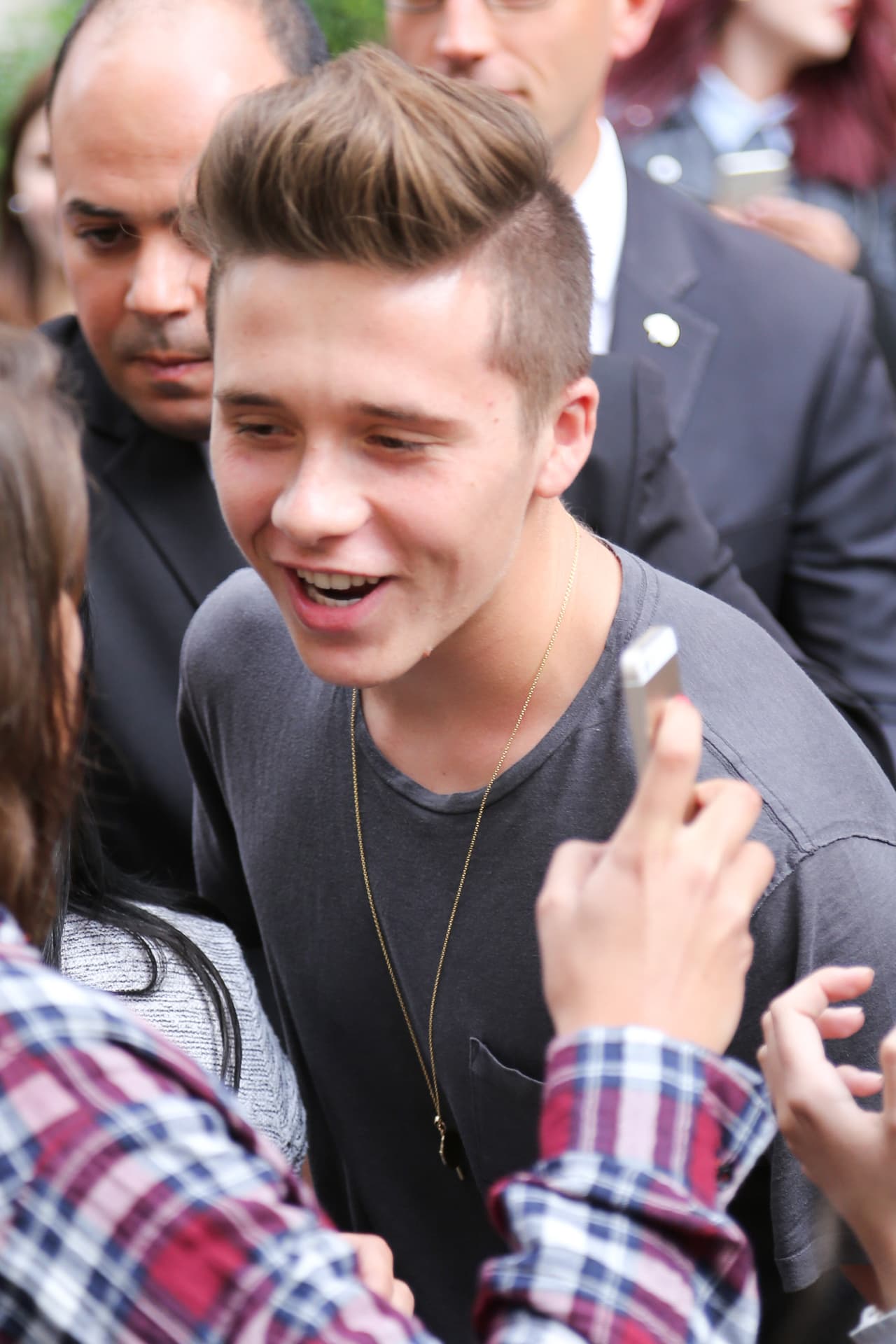 Como todo un caballero accedió a dar autógrafos, fotos y hasta besos.