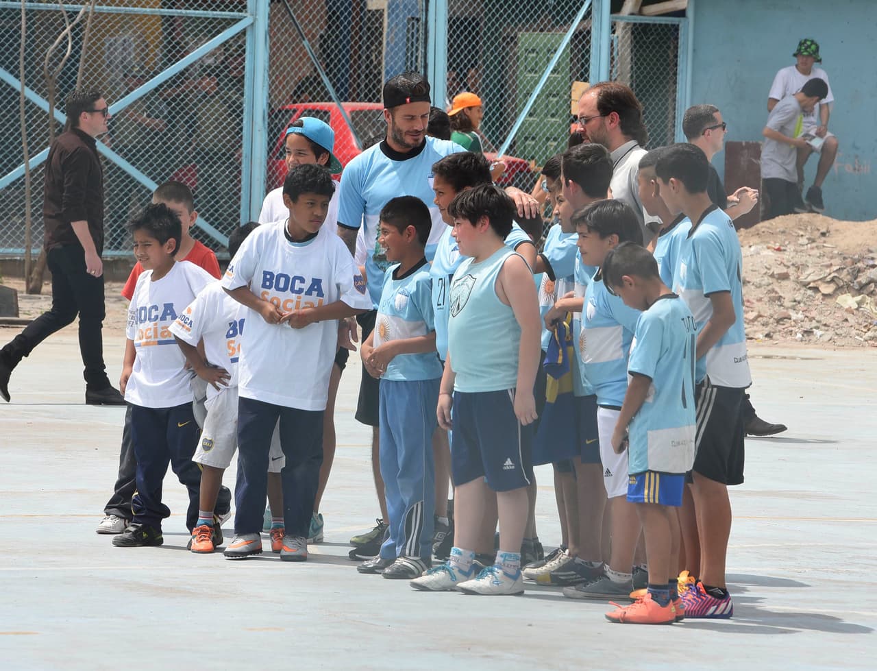 Los niños fueron los más emocionados al poder compartir una cancha con el famoso.