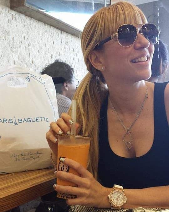 "Nunca se me olvidó que tu mamá quería sacarme de un salón del (hotel) Camino Real en México donde estaba yo ensayando, y a punta de gritos interrumpió mi ensayo porque tú habías llegado, jajaja, para que ensayaras. ¡Tú, españolas prepotentes!", externó.