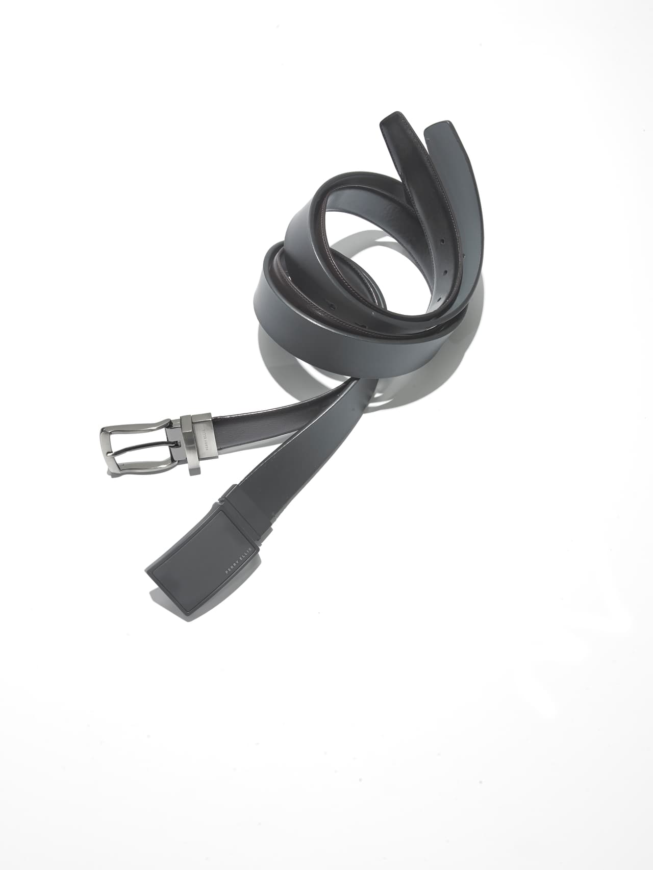 ¿Qué tal un cinturón Perry Ellis? Este color es un básico que tu papá debe tener en su armario.