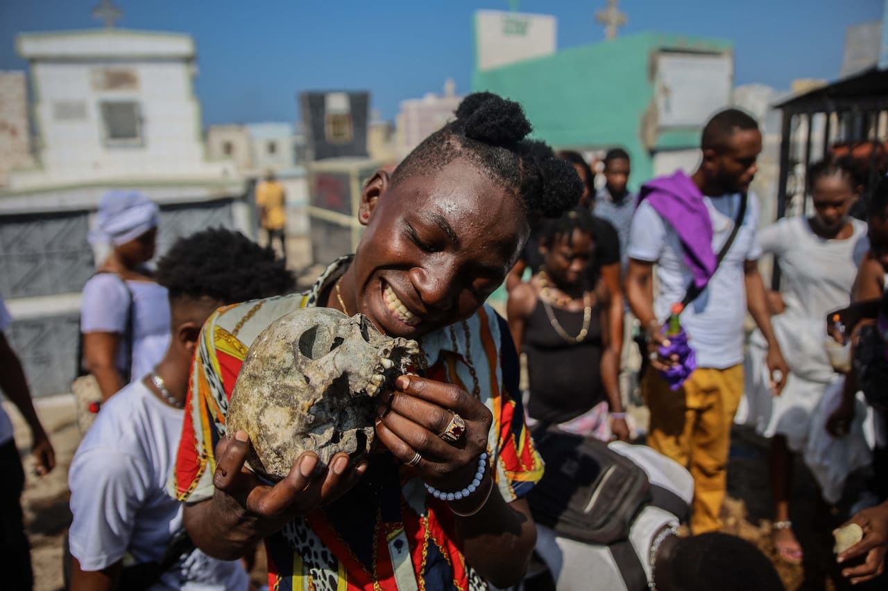 <b>‘Fet Gede‘</b>
<br>
<br>El 1 y el 2 de noviembre los habitantes de Haití se visten de rojo y negro para la celebración del ‘día de todas las almas’. A pesar de coincidir con el calendario católico, la fiesta incluye rituales de vudú. También hay ofrendas de alimentos y bebidas en los cementerios.
<br>