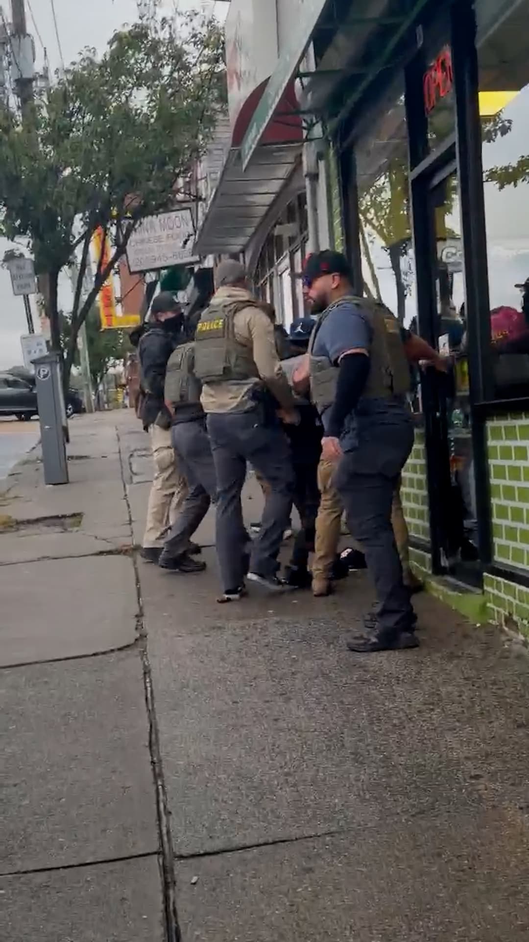 Un hombre fue interceptado y detenido por agentes de ICE en Palisades Park, Nueva Jersey