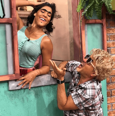 La irremediable aracción que siente por Mela. 'Charitino' es un vecino tan romántico.