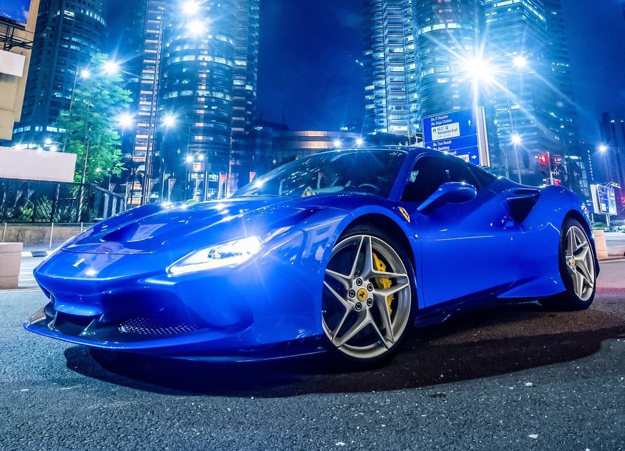 <h3 class="cms-H3-H3"><b>Casanova - Ferrari F8 Tributo o cualquier otro Cavallino Rampante</b></h3>
<br>
<br>Y por último en nuestra lista tenemos a un maestro de la seducción, pues en el mundo automotriz no hay nada más sexy, elegante y placentero que un Ferrari. No importa qué planes tengas para San Valentín, el solo hecho de ir a bordo de esta joya, acompañado de tu media naranja, convierte a este día en uno inolvidable.
<br>