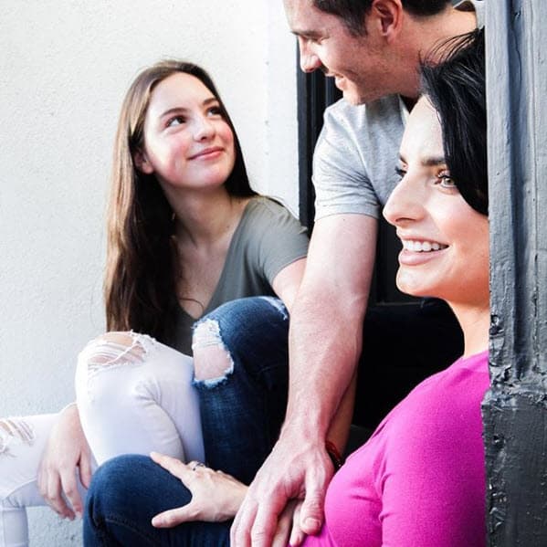 Lorenza vive en Los Ángeles, donde también Mauricio radica al lado de su esposa Aislinn Derbez y su pequeña hija Kailani, reveló la 
<a href="https://mx.hola.com/cine/2018011620968/mauricio-ochmann-diversion-hija-lorenza/">revista ¡Hola!</a>