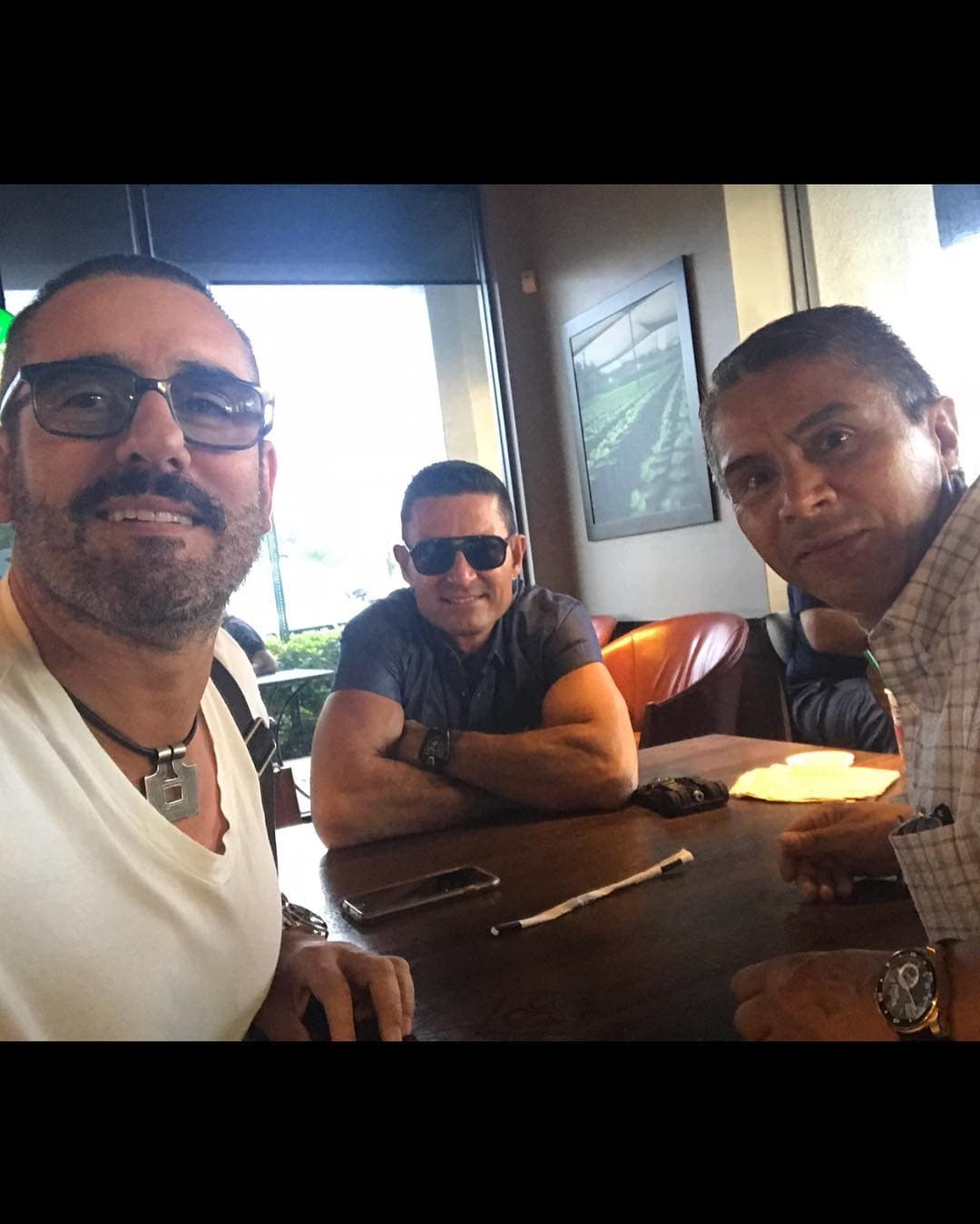 Miguel Varoni compartió una imagen en su cuenta de Instagram en donde aparece 
<b>Fernando Colunga</b>, y pudimos apreciar que el actor tiene el pelo muy corto y aún conserva sus tonificados músculos. Sus seguidoras enloquecieron al ver esta imagen, misma que hasta el momento registra más de 15 mil 'likes'.