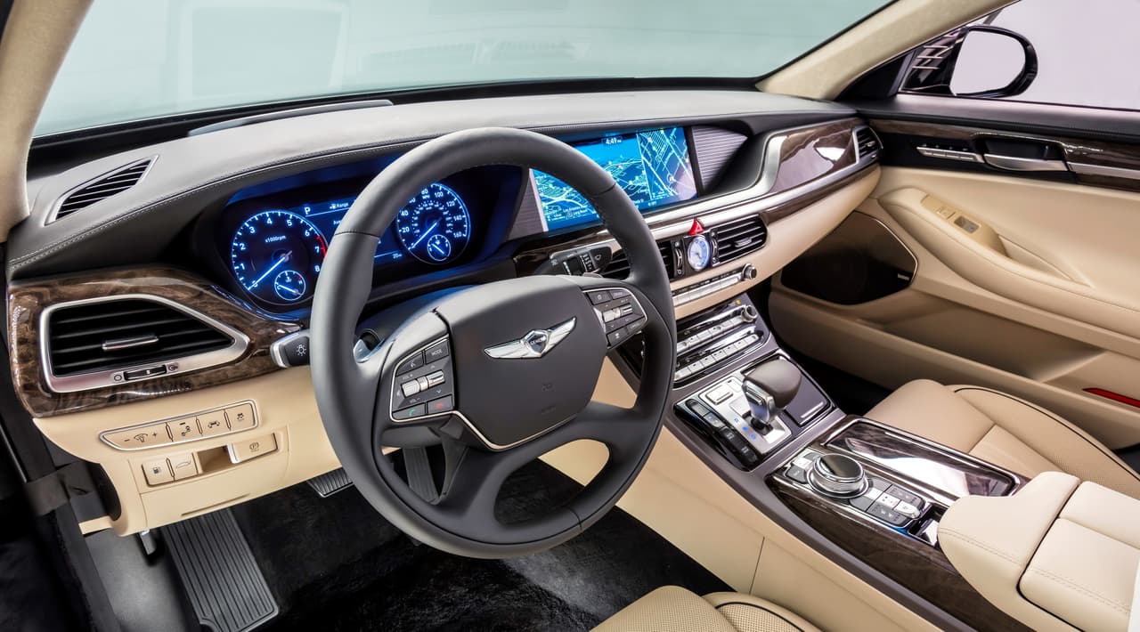 El tablero de controles e instrumentos del Genesis G90 2017 luce muy aleman