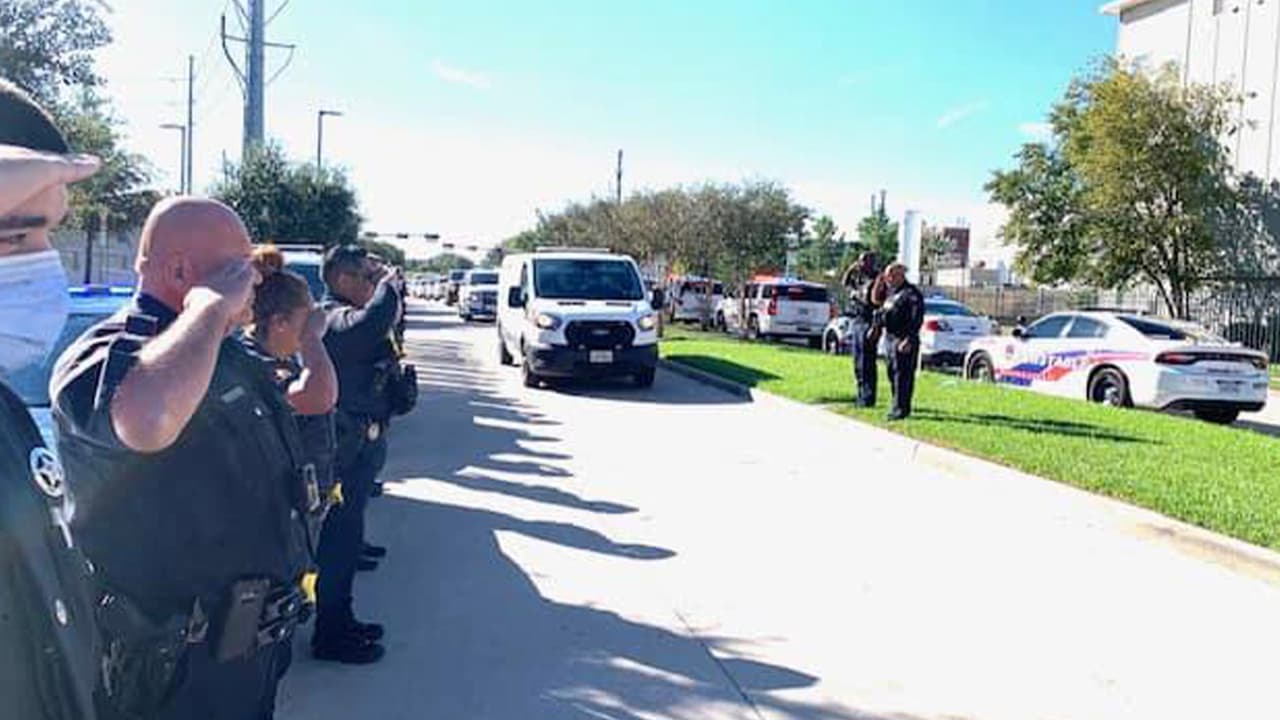 Ocurrió alrededor de las 2:15 am fuera del bar 
<a href="https://www.google.com/maps/place/45+Norte+Sports+Bar/@29.8314598,-95.3841292,17z/data=!3m1!4b1!4m5!3m4!1s0x8640b954c1c52305:0xcf614084afe234d6!8m2!3d29.8314552!4d-95.3819351?hl=en" target="_blank">‘45 North Bar and Lounge’</a> en la cuadra 4400 de la North Freeway en su cruce con Crosstimbers.